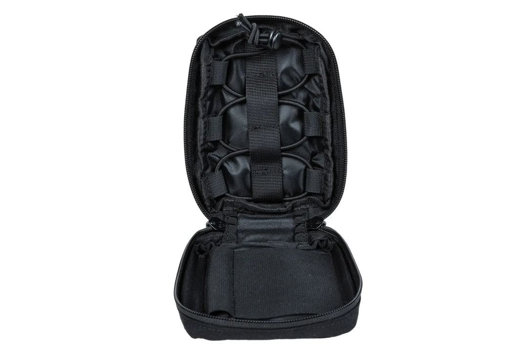 Specna Arms Liten Førstehjelpslomme - Sort - åpnet med elastiske løkker