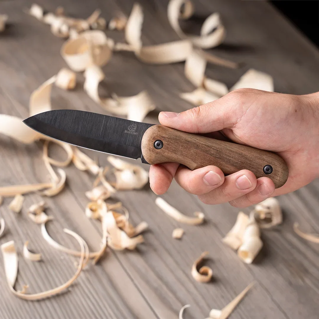 BeaverCraft Shadow Bushcraftkniv - i hånden