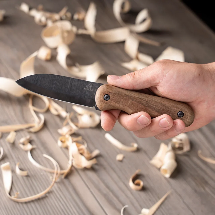 BeaverCraft Shadow Bushcraftkniv - i hånden