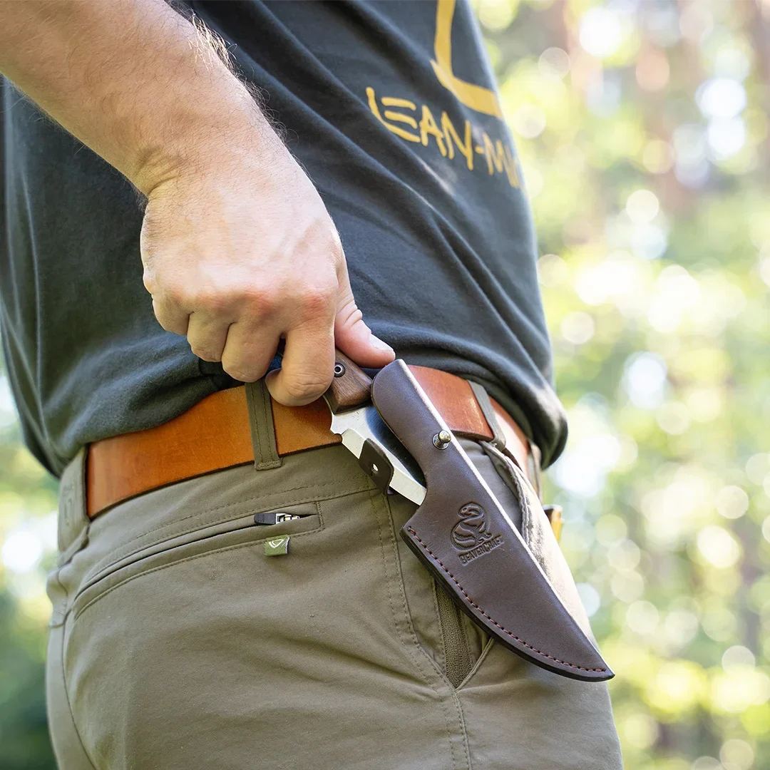 BeaverCraft Wild Harvest Bushcraftkniv - i slire på beltet