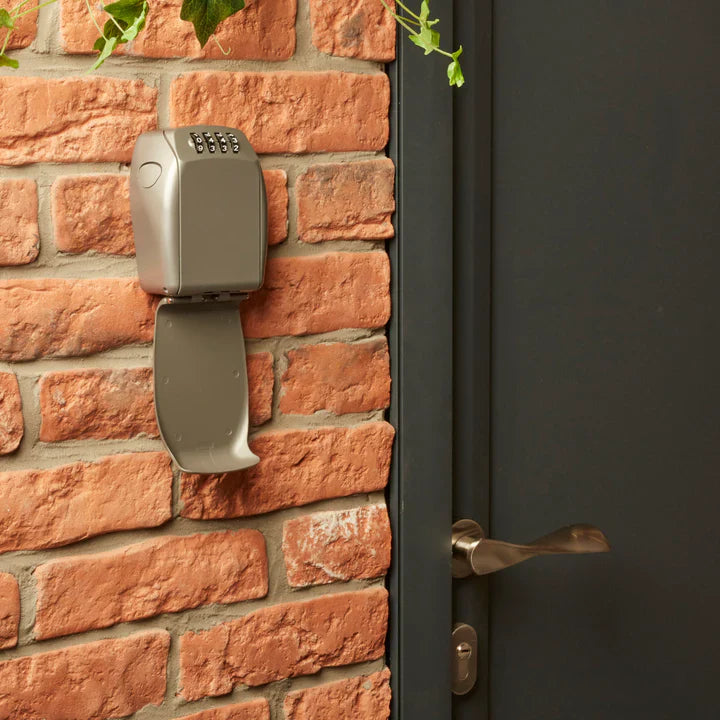 MasterLock - Forsterket Veggmontert Nøkkelboks med 4‑sifret Kode - Game-On.no